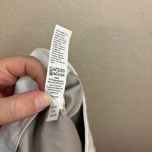 NWT Spanx On-the-Go 4” Silver Lining Technology Shorts Classic White Size L - Picture 12 of 13